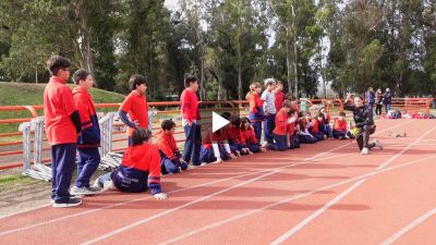 Colegio Tomás Alva Edison: Clase de educación física en la pista de atletismo